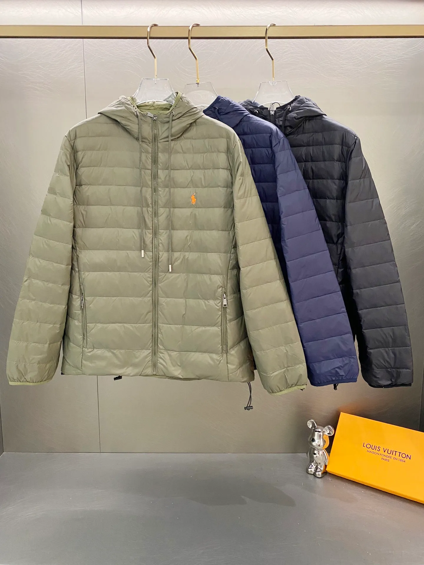 P640 Ralph Lauren/Ralph Lauren 24aw new winter product, Gorham series down jacket for sale on North American official website, classic and light down hooded down jacket - 0.15 grid nylon coating on the face for light three-proof construction, built-in 360T anti-drilling velvet coated gallbladder - corn tooth high-quality resin zipper, five large and small partition zippers all over the body, separate molding - originality restoration, original molding, full set of customized accessories, 100% detail processing - RL Ralph Lauren's classic best-selling hooded down jacket with small label. Best-selling offline in North America and out of stock all year round. Black, blue and army green three colors. Simple and versatile. Very practical. Detachable hood. Velcro to tighten cuffs. Elastic cord at hem. Free elastic adjustment. 350 grams of zoned down filling. Warm and comfortable. Warm in winter. Color: black, navy blue, army green. Size: M — XXL